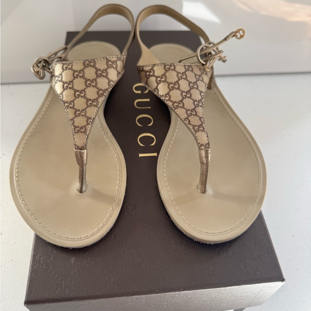 Gucci Women's Metallic Gold champagne Sandals thong monogram gg size 6